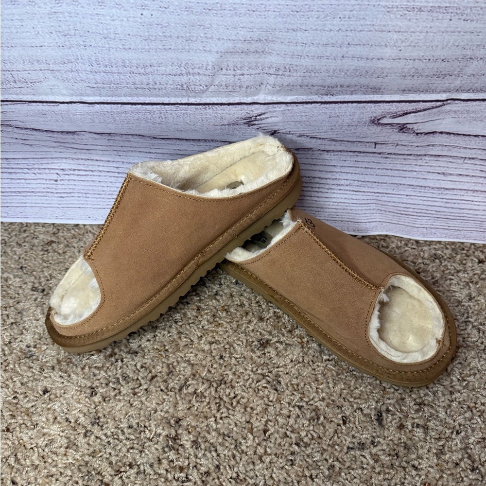NEVER WORN WITHOUT BOX Ugg open toed fuzzy slippers/slides